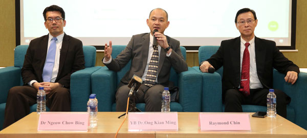 王建民（中）在论坛问答环节逐一回答出席者的提问。左及右是饶兆斌与陈云祥。