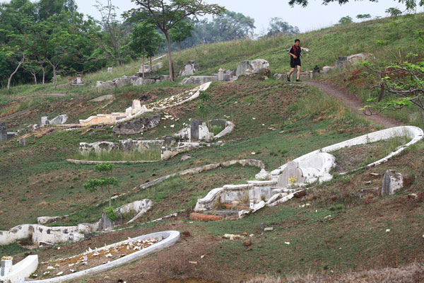 三宝山上共有1万2500多座坟墓，历史深厚，到来跑步者除了锻炼身体，也能从中了解马六甲史迹。