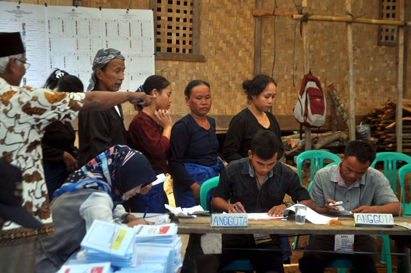 万丹省Leuwidamar选民排队投票。