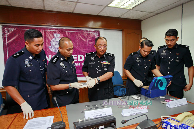 阿末峇迪（左3）与肃毒组警官，展示所起获的毒品。