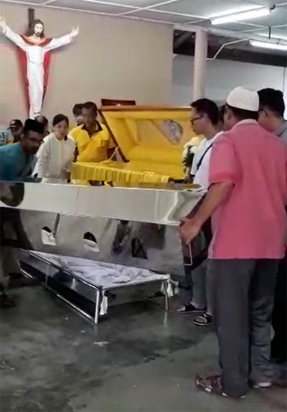 宗教局官员到灵堂接领遗体，以便以穆斯林方式举行丧礼，有关过程遭拍视频于网上流传，引起网民关注。