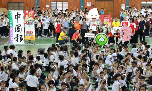 《中国报》及亚发品牌团队到江沙崇华小学，学生们开心地高喊“Huat啊”！