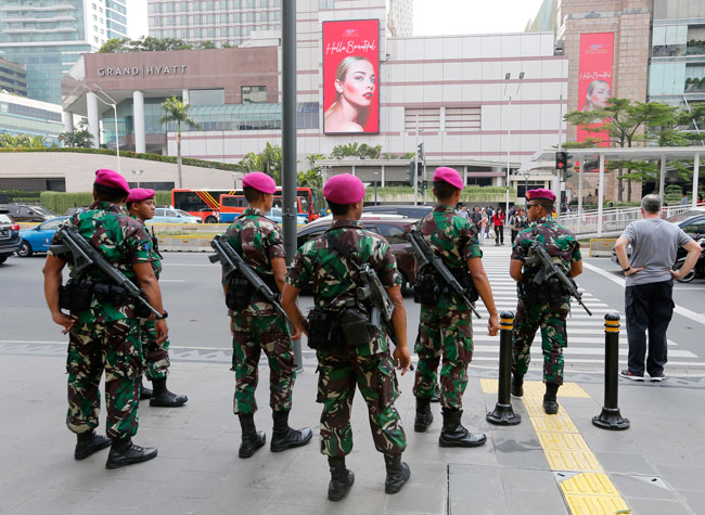 印尼军警警告勿游行。（美联社）