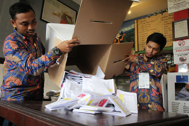 东爪哇省泗水有官员周三开箱计票。（路透社）