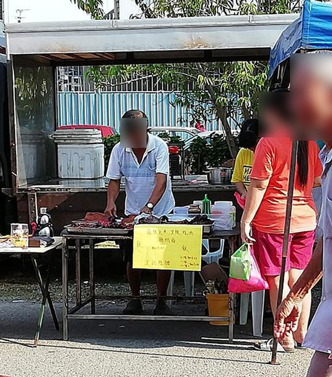 夜市小贩公开售卖猪肉食品，遭穆斯林网友上载至互联网。