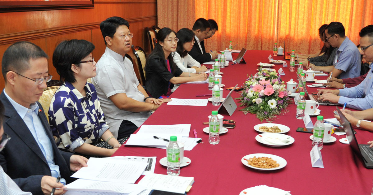 白天在媒体圆桌会侃侃而谈（左4），左2起为冯军、钱珺珺、李雅彬、陈枫、唐瑭和张超。