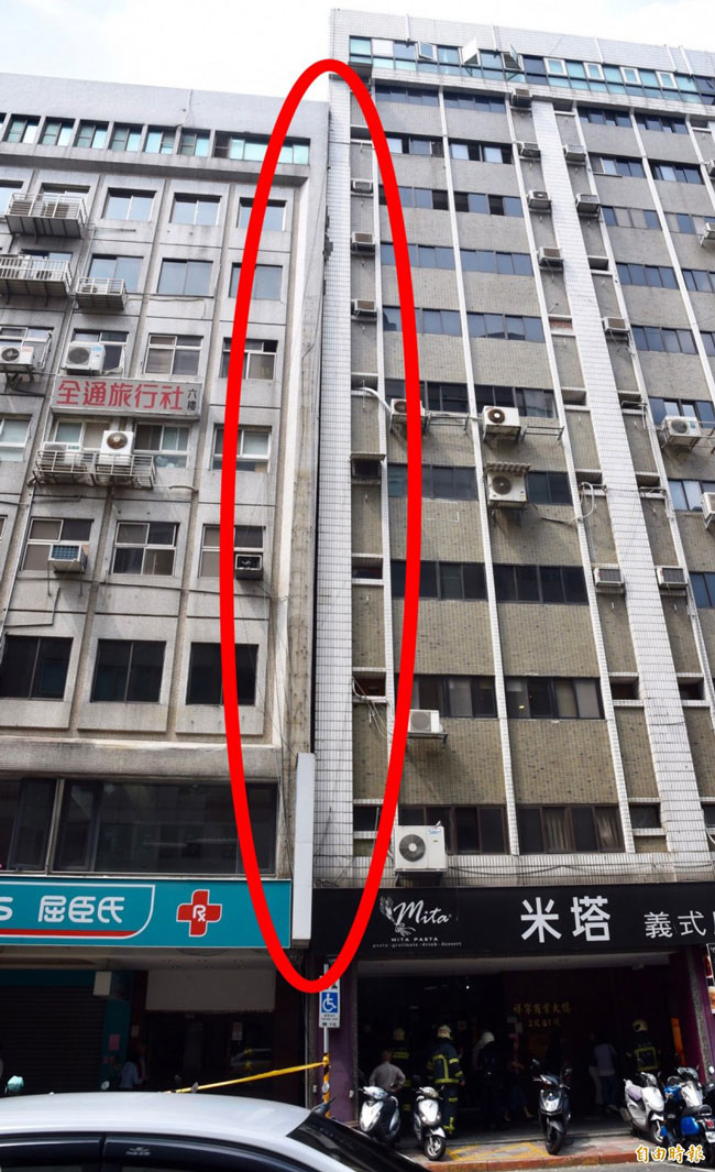 台北长安东路二段77号的一栋大楼，因强震影响向右倾斜靠。