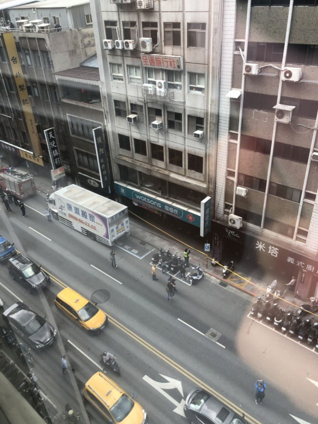 长安东路的倾斜大楼已经被封锁戒备。