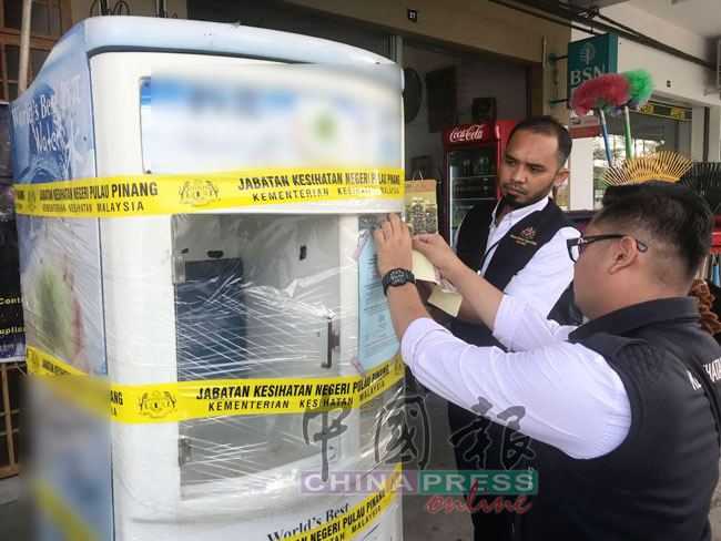 没有卫生局执照的饮水贩卖机，遭执法人员查封。