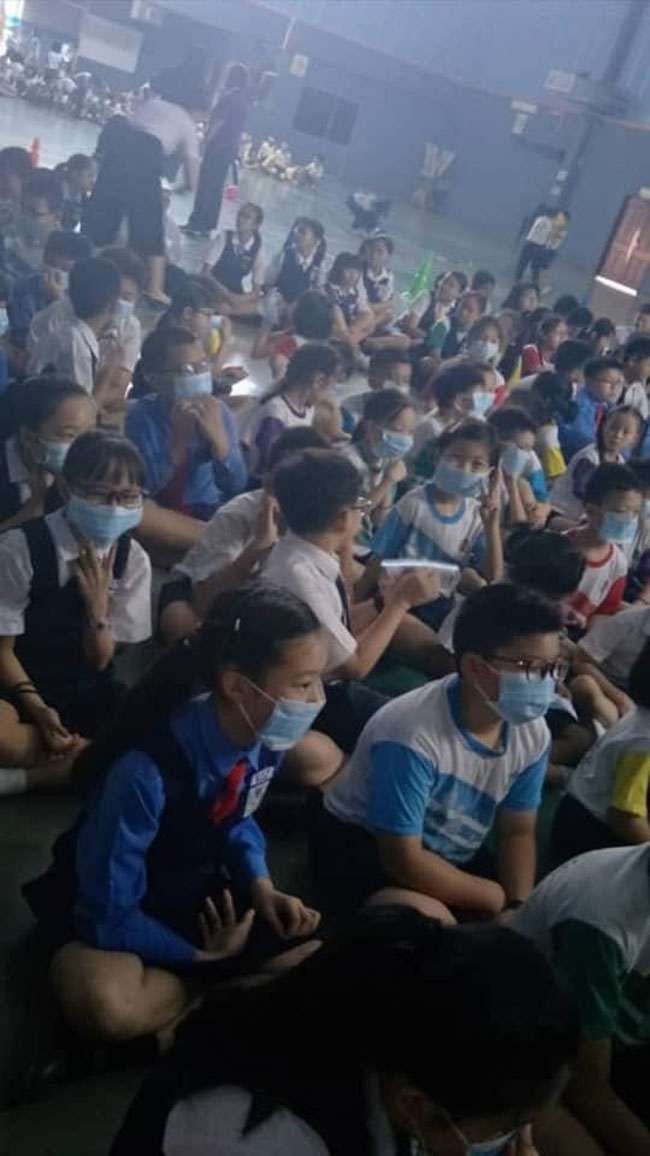 新光学校校方派发口罩给学生。