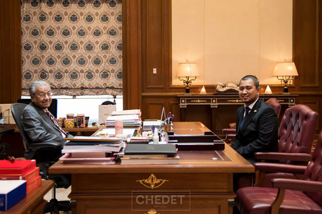 马哈迪（左）在办公室会唔沙鲁丁嘉马。