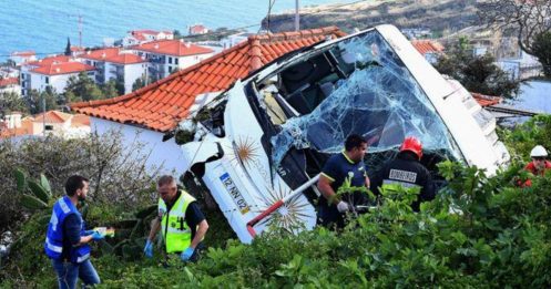 坠落山坡砸房子 葡旅游巴士翻覆29死
