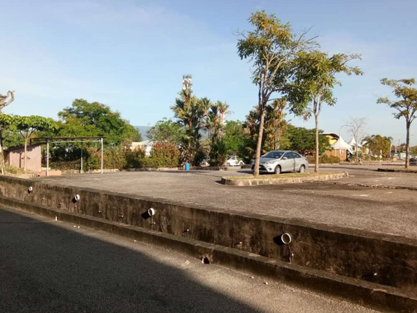 拿督公神龛的地点在停车场的一隅，平时鲜少有人使用，并没有阻碍交通和居民。