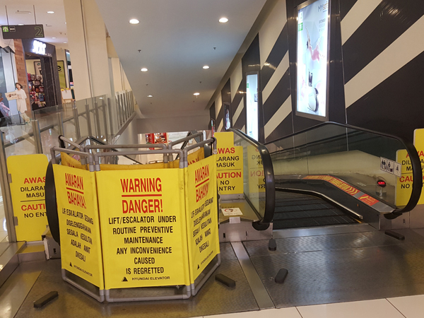 1楼手扶梯发生故障后被关闭，更放置警愓黄色牌子，阻止民众使用及说明维修中。