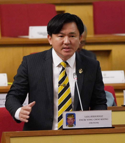 霹州行政议员杨祖强在口头环节中，回答民主行动党双溪古月州详员梁卓经的提问。