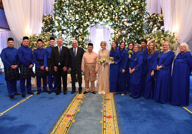 王储妃的瑞典家人和海外的亲友，盛装打扮出席婚礼。