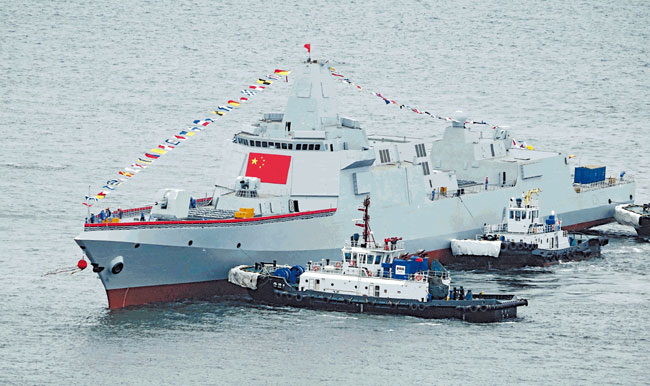 中国055型驱逐舰是中国第一款万吨级驱逐舰，料将在阅兵活动上亮相。（档案照）