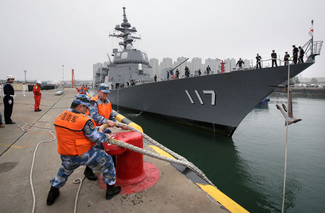 日本海上自卫队驱逐舰“凉月号”周日抵达青岛，停靠港口。（路透社）