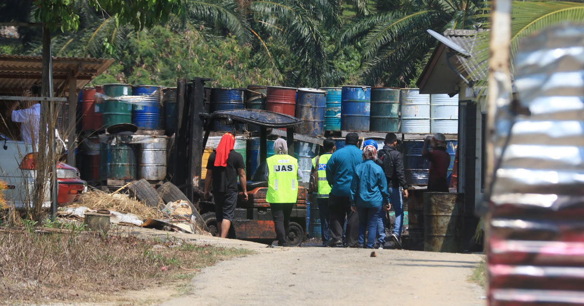 丹C新村的化学废料场，于本月初疑非法燃烧化学废料被环境局官员上门调查。


