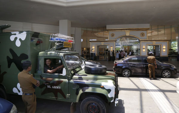 爆炸发生后，安全部队人员抵达肉桂树大酒店（Cinnamon Grand Hotel）加强安全戒备。（欧新社）