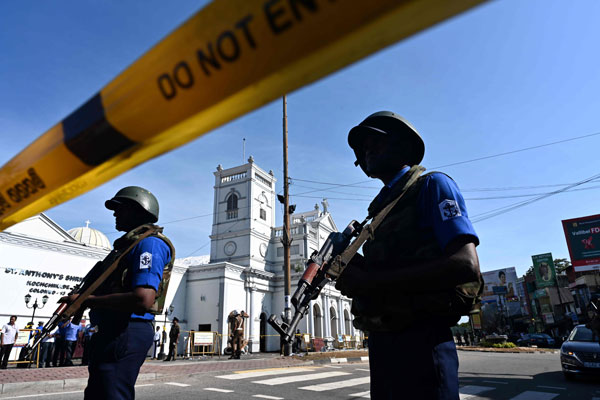 持枪的安全部队人员在圣安东尼教堂外站岗。（法新社）