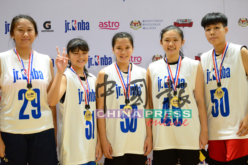 女子组全明星队员，左起为曹雁婷、梁嘉颐、许凌嘉、张佩琪和陈秀雯。