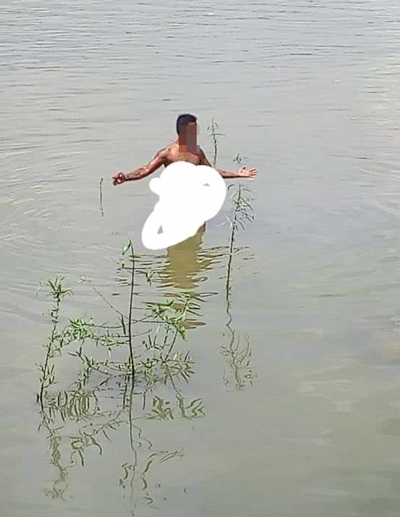 裸男跳下河内游泳，还不畏地向民众大肆展现身材。