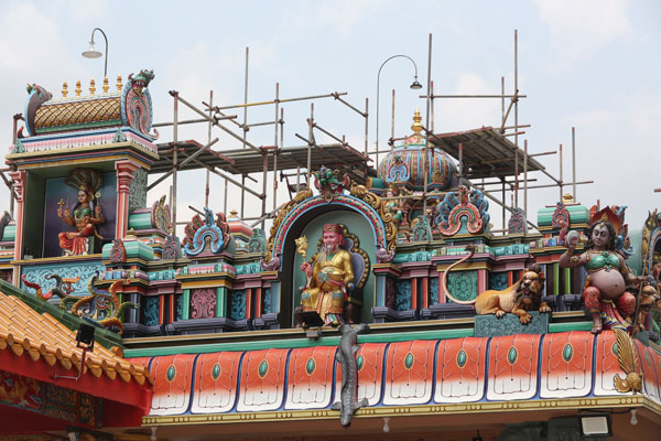 建筑顶端刻有大伯公肖像及斯里拉加马里亚曼神（印度观音），非常独特。