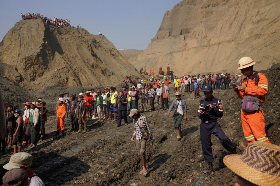 救援人员在废矿堆施救。