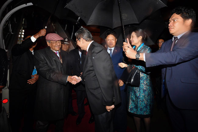 马哈迪（左）抵达北京首都国际机场时，受到外长赛夫丁（左2起）和白天迎接。