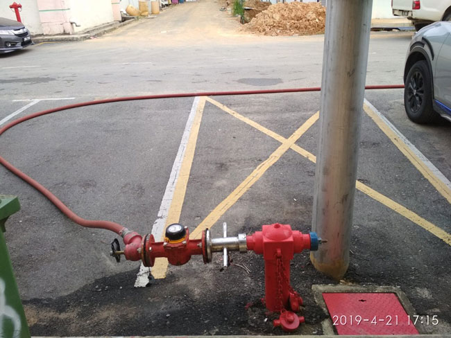 主办单位当天使用消拯局的水管到消防栓取水。