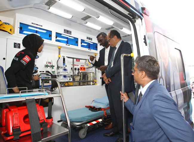 莫哈末阿扎哈里（右3）聆听救护车上的装备介绍。