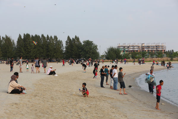 每逢周末及假日下午5时过后，一马广场海滩出现大批到来玩乐的人潮。