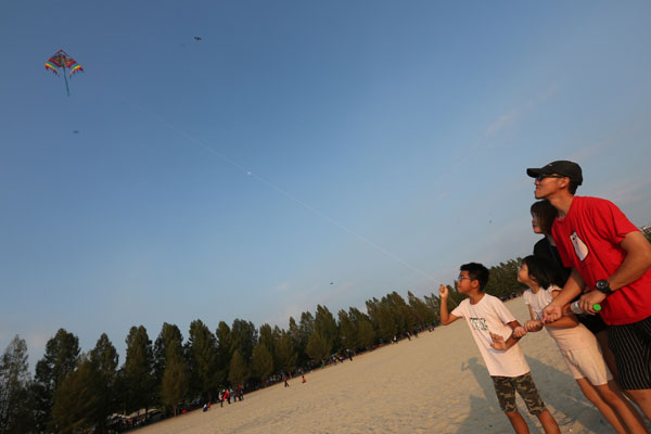 到海边放风筝，是最经济简单的活动，同时也能加强孩子与父母的互动。
