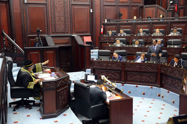 议长祖基菲里（左）不满马尼甘辩论的内容与其他议员有重覆，中止其辩论时间。
