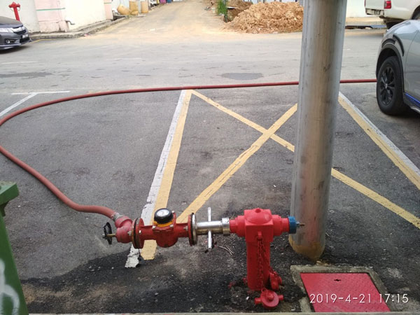 主办单位当天使用消拯局的水管到消防栓取水。   （档案照）