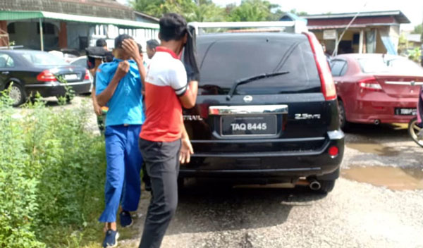 数十名翘课的学生，被马来西亚反毒协会的特工队逮个正着。