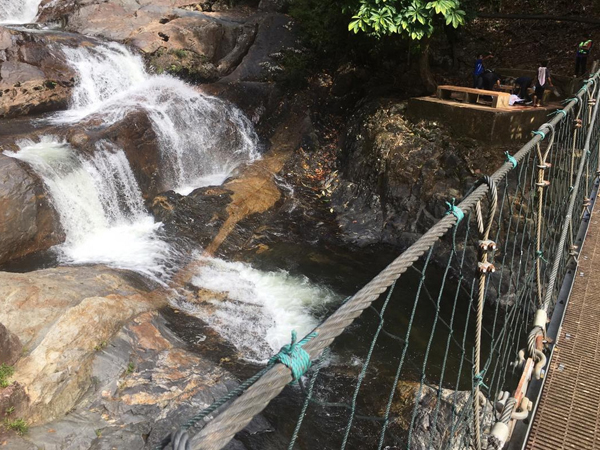 肯逸湖的拉西尔瀑布是著名的风景区，不料发生夺命意外。