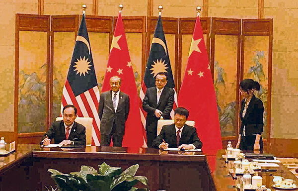 马哈迪（后排左起）与李克强见证马中双方的代表签署协议。
