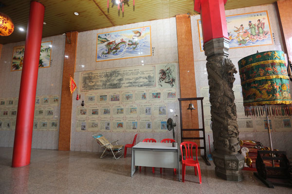 该庙共制作110幅壁画，张挂在庙内两旁墙壁。