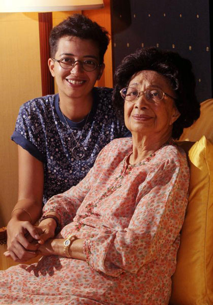 依妮扎（左）与奶奶敦西蒂哈丝玛合影。（图取自“R.AGE”）