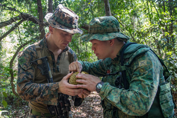 美军和新加坡军人吃榴梿。