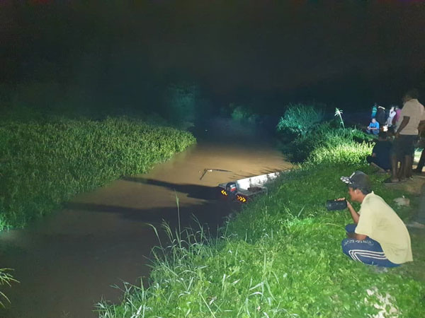 各单位拯救人员和村民漏夜在河边寻找死者遗体。