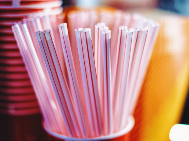 英国麦当劳全面采用纸饮管，逾3.7万人联署要求复塑胶饮管。