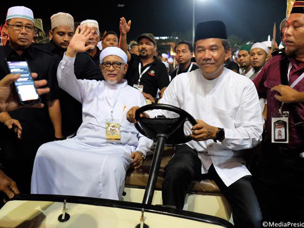 哈迪阿旺（左）与莫哈末哈山同坐小型车进场，受到出席者热烈欢迎。