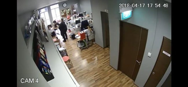 萧丁明办公室内的视频，其中一则视频可见萧丁明（中）对女职员（左）动粗。（视频截图）