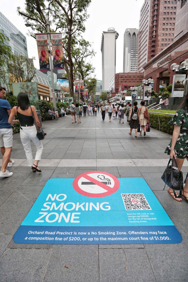 乌节路禁烟区内设有超过50个特定吸烟区。