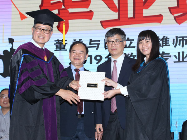 吴连赏（左起）在陈大锦和刘孟奇见证下，将文凭颁发给毕业生。