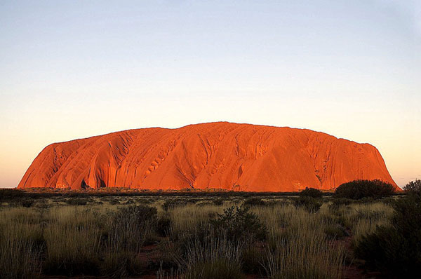 澳洲著名地标/旅游景点乌卢鲁岩石，将在今年10月永久关闭。