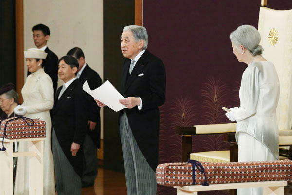 日皇明仁（中）周二在东京皇居正殿“松之间”进行退位仪式，发表在位最后一次谈话。（美联社）